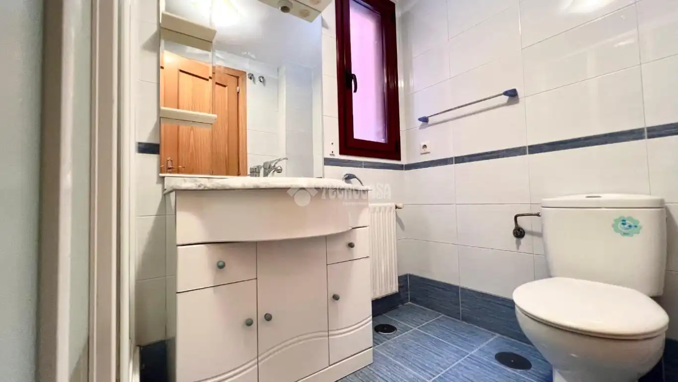 Bathroom of Flat for sale in Madrid  with Air Conditioner, Heating and Parquet flooring