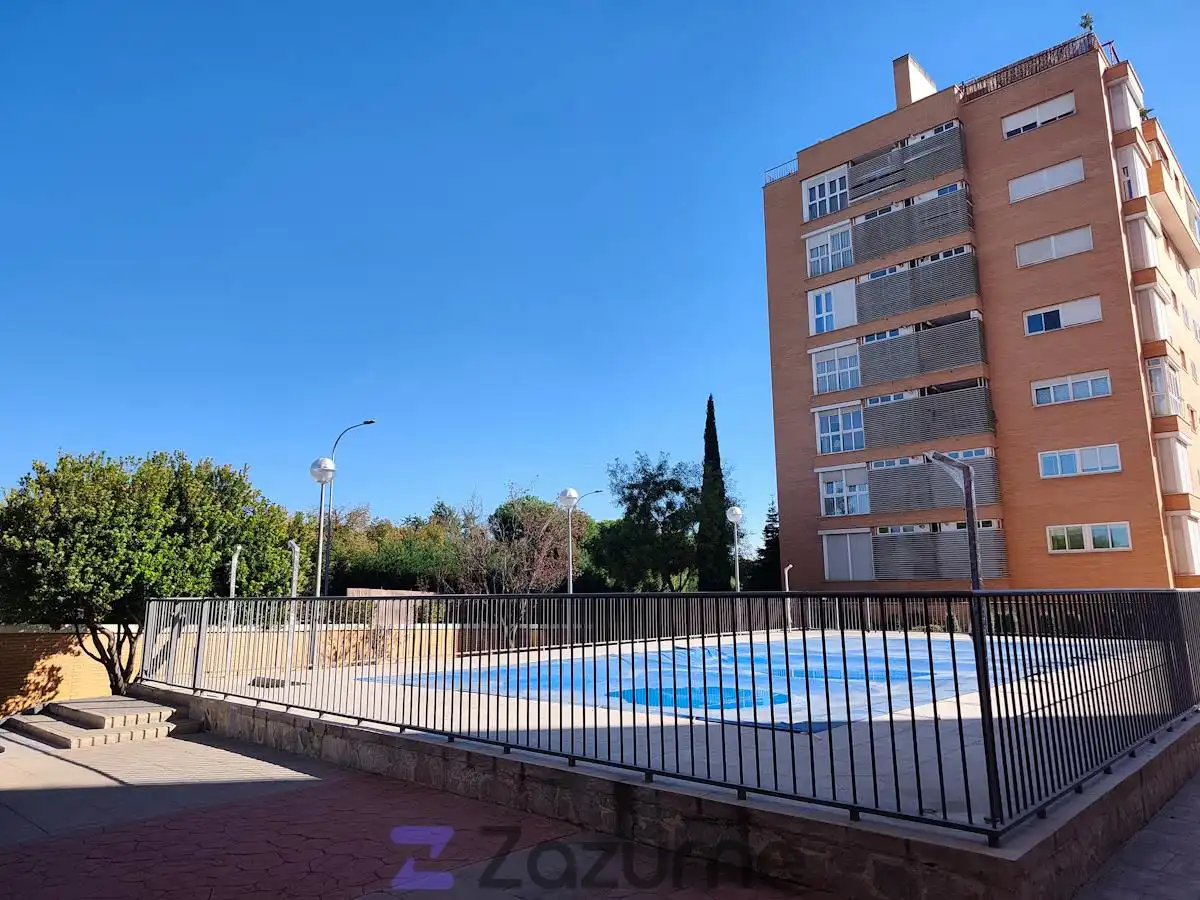 Schwimmbecken von Wohnung zur Miete in Usera