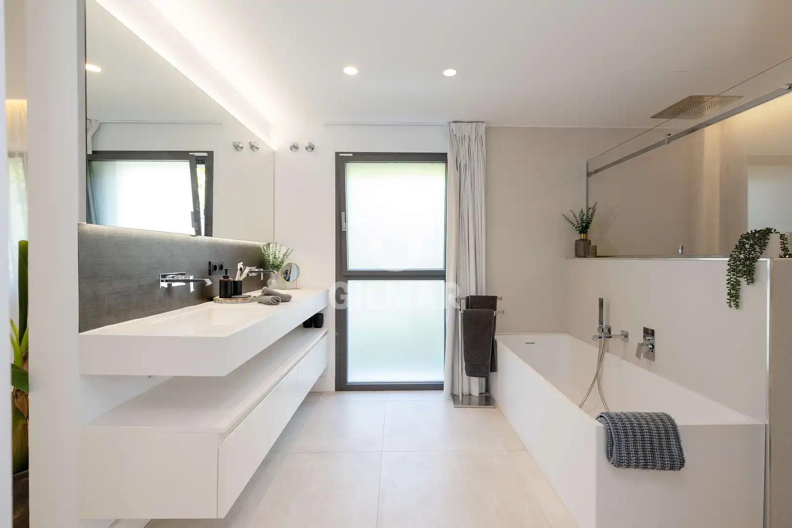 Bany de Casa o xalet en venda en Marbella amb Calefacció, Jardí privat i Piscina