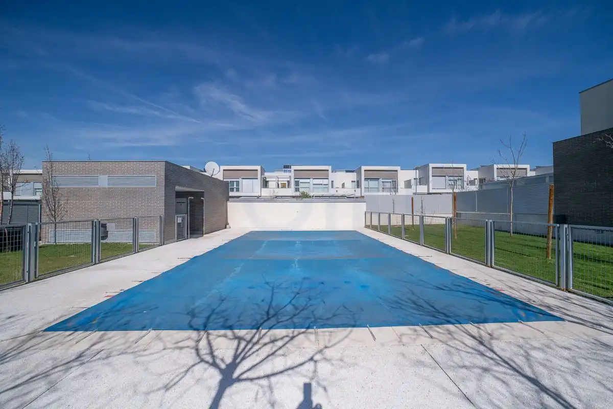 Piscina de Casa adosada en venda en Alcorcón amb Aire condicionat, Calefacció i Traster