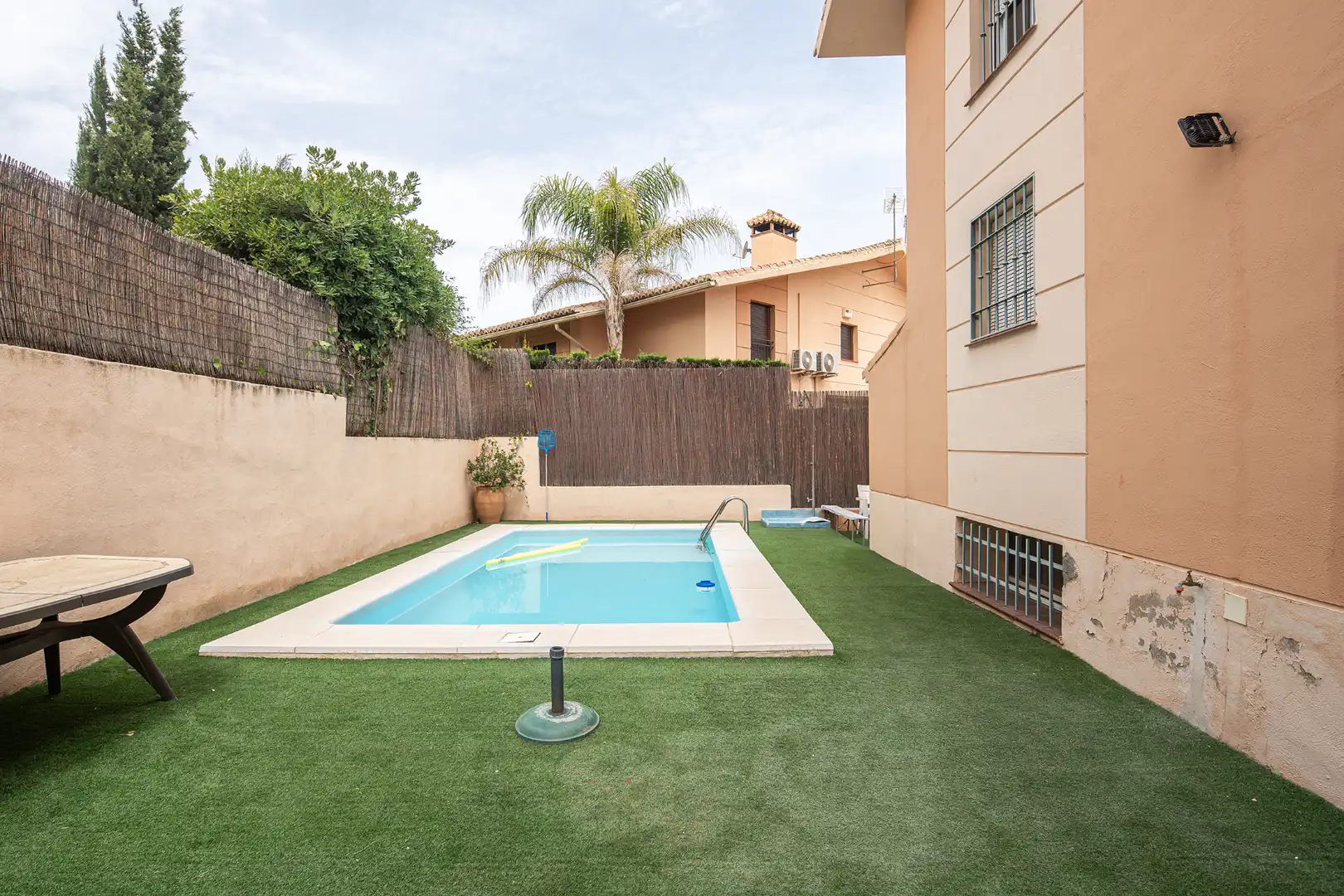Piscina de Casa adosada en venda en Huétor Vega amb Aire condicionat, Jardí privat i Terrassa
