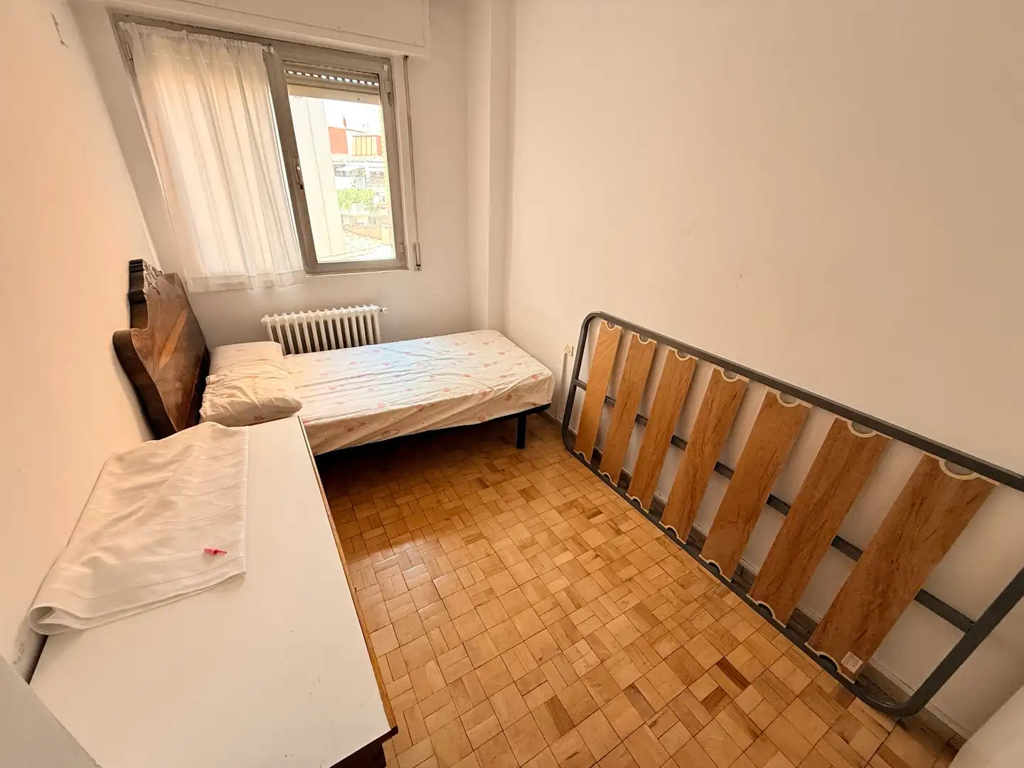 Dormitori de Pis en venda en León Capital  amb Calefacció, Parquet i Terrassa