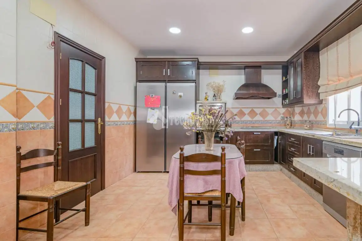 Kitchen of Flat for sale in Lucena  with Air Conditioner