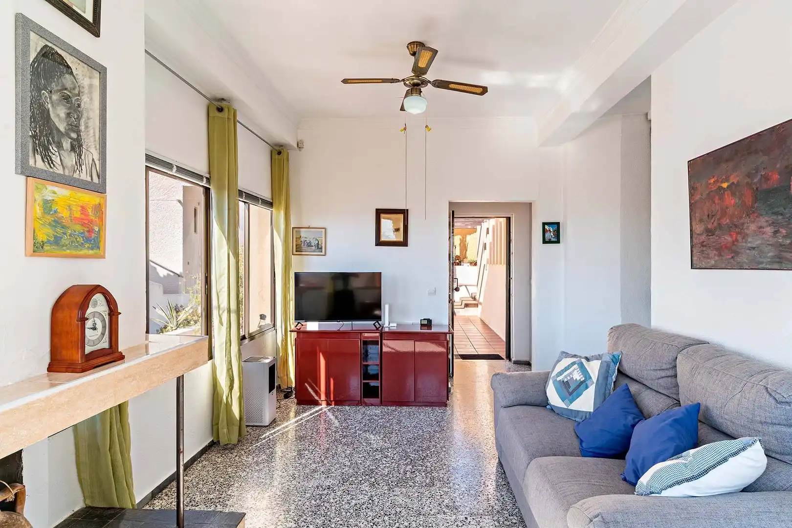 Sala d'estar de Casa adosada en venda en Roquetas de Mar amb Jardí privat, Terrassa i Traster