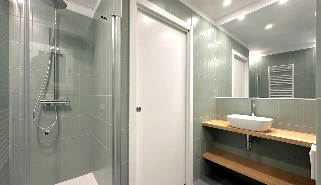 Bathroom of Flat for sale in Barcelona  with Air Conditioner, Parquet flooring and Terrace