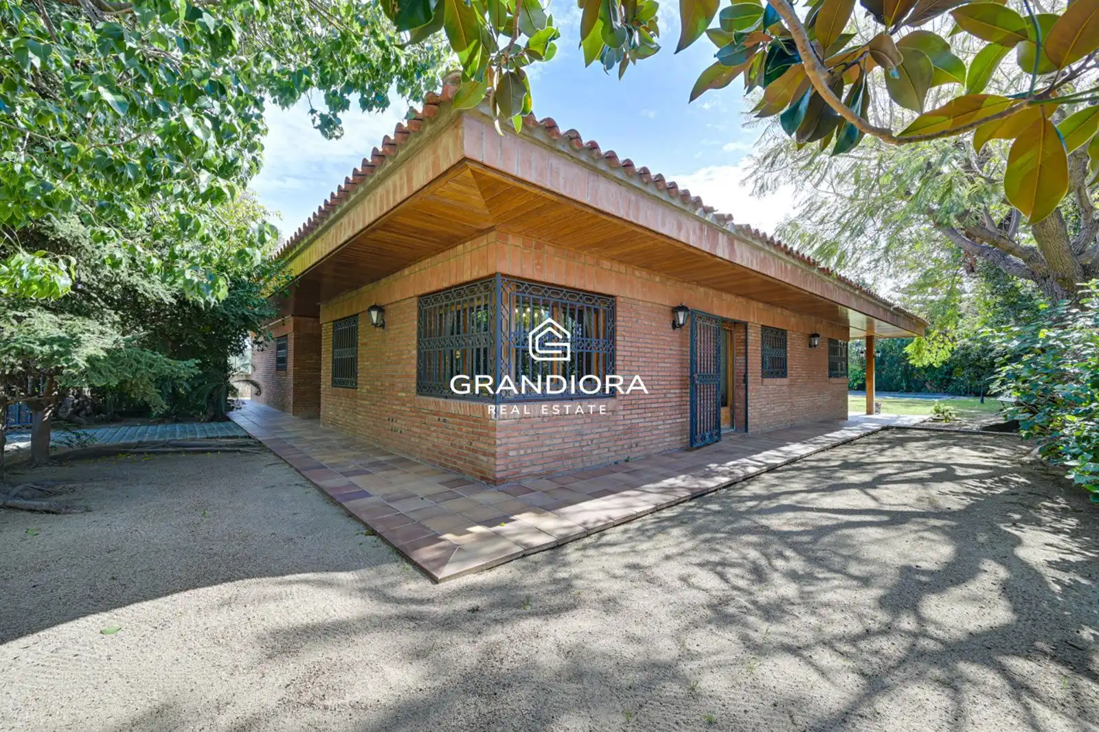 Vista exterior de Casa o xalet en venda en Cerdanyola del Vallès amb Aire condicionat i Piscina