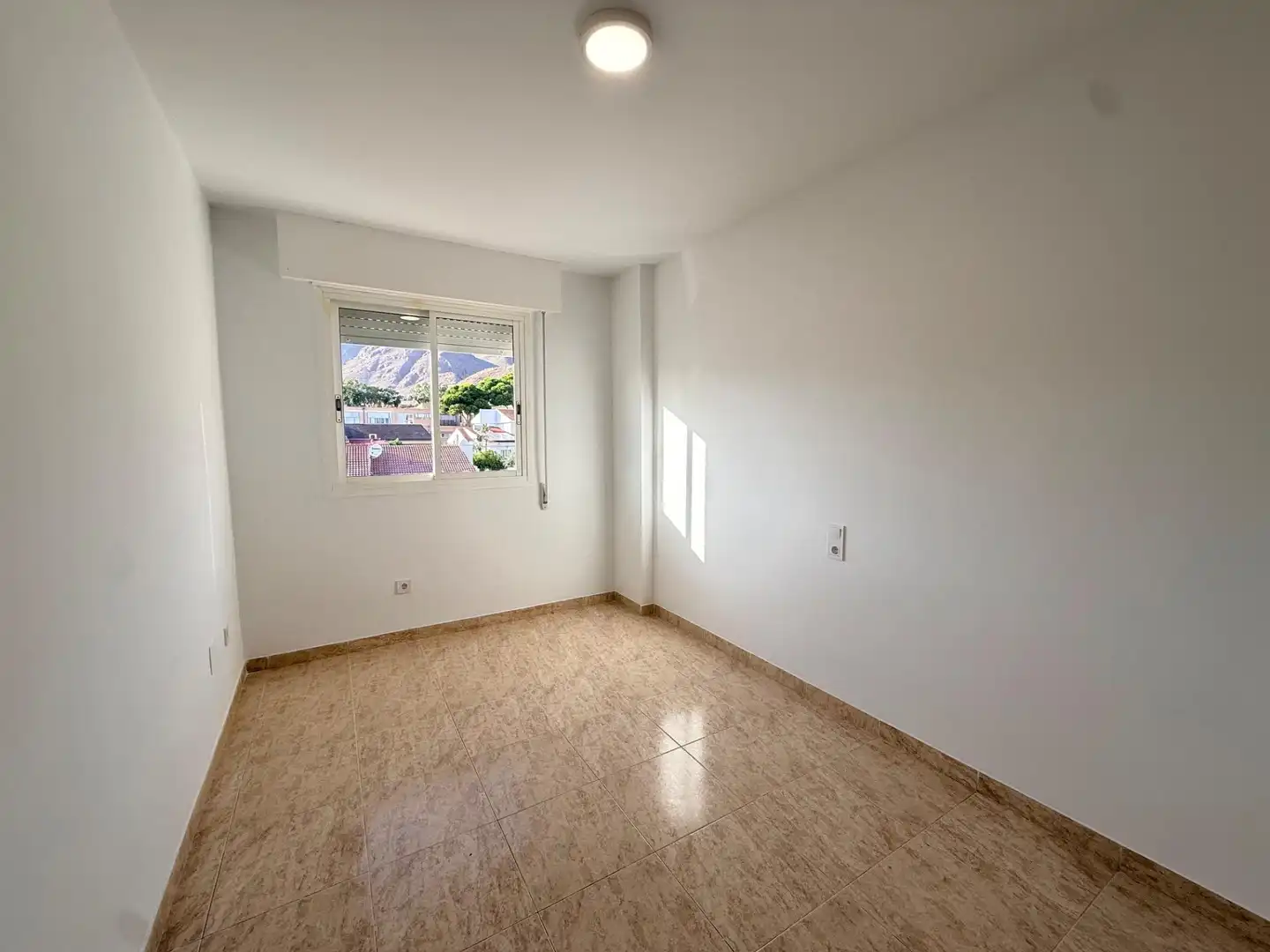 Habitación de Piso en venta en Roquetas de Mar con Jardín privado, Terraza y Piscina comunitaria