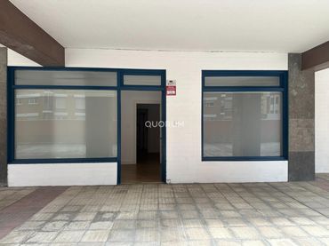 Locale commerciale in affitto a Calle JOAQUIN ARELLANO