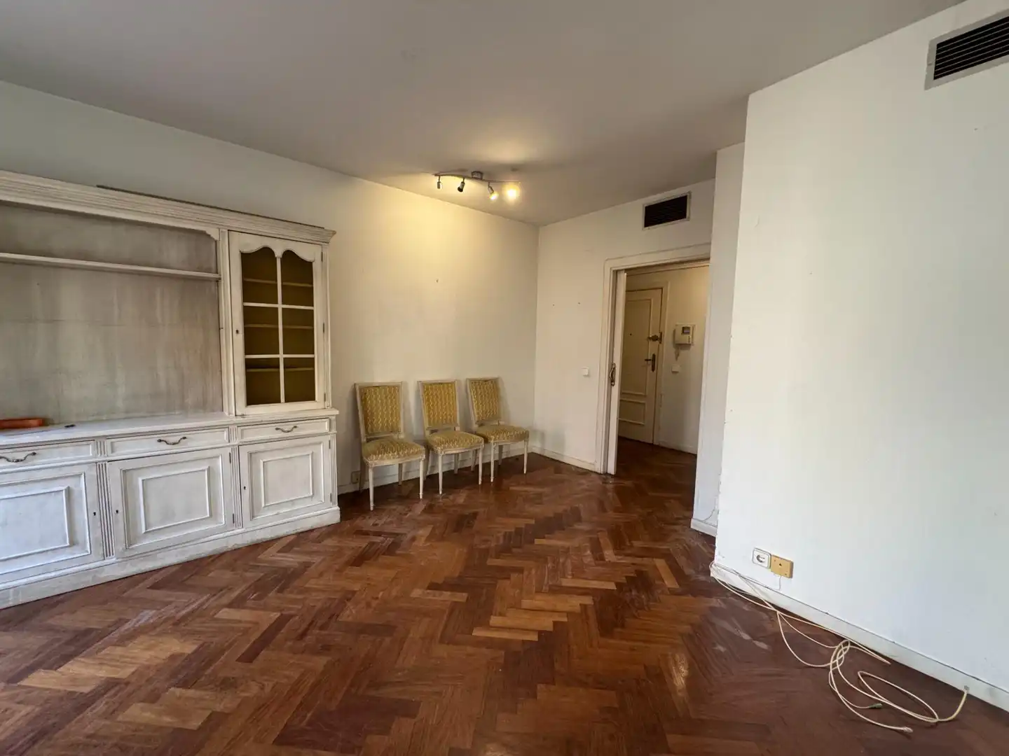 Living room of Flat for sale in Madrid  with Air Conditioner, Private garden and Parquet flooring