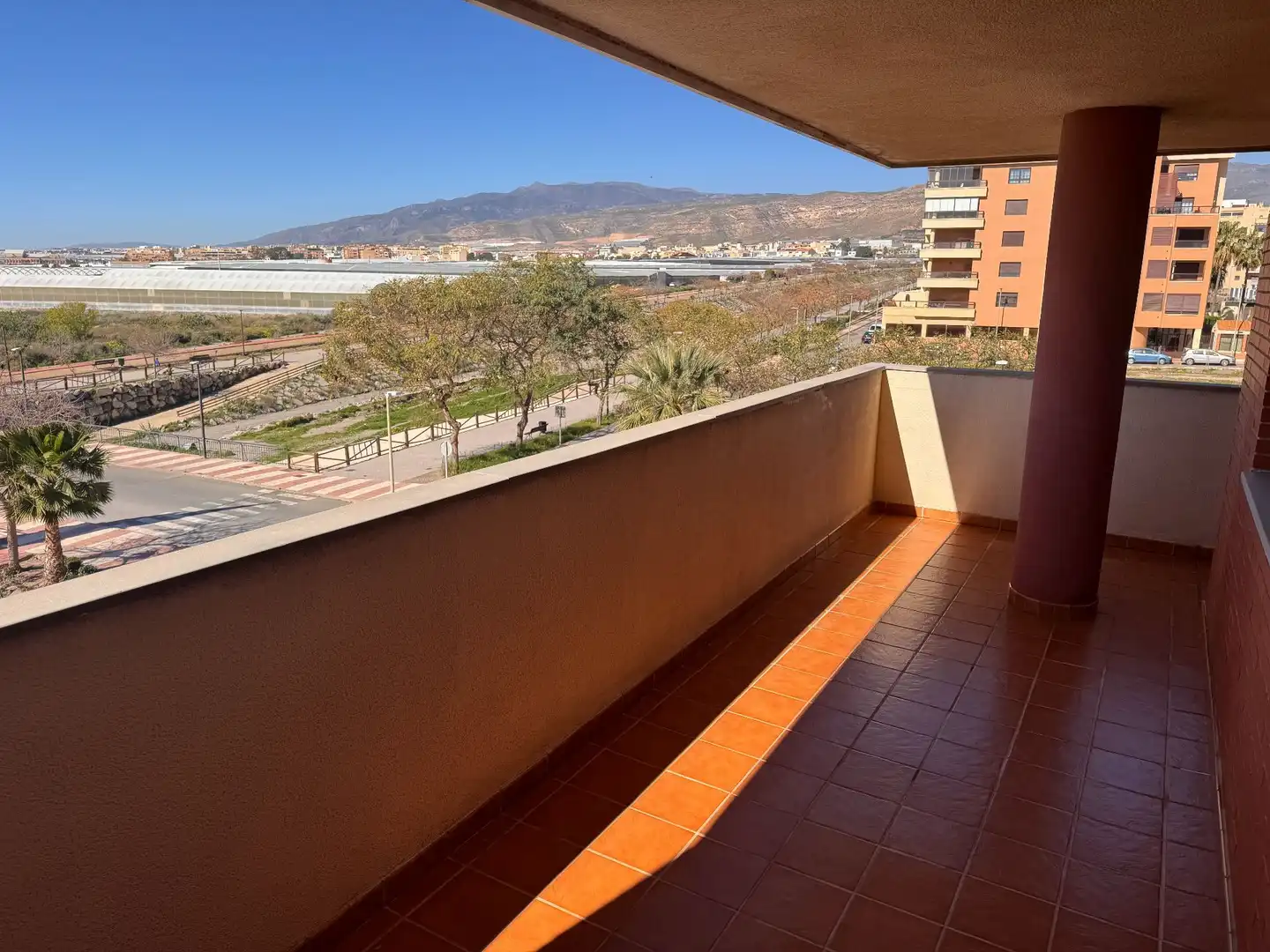 Vista exterior de Piso en venta en Roquetas de Mar con Aire acondicionado, Terraza y Piscina comunitaria