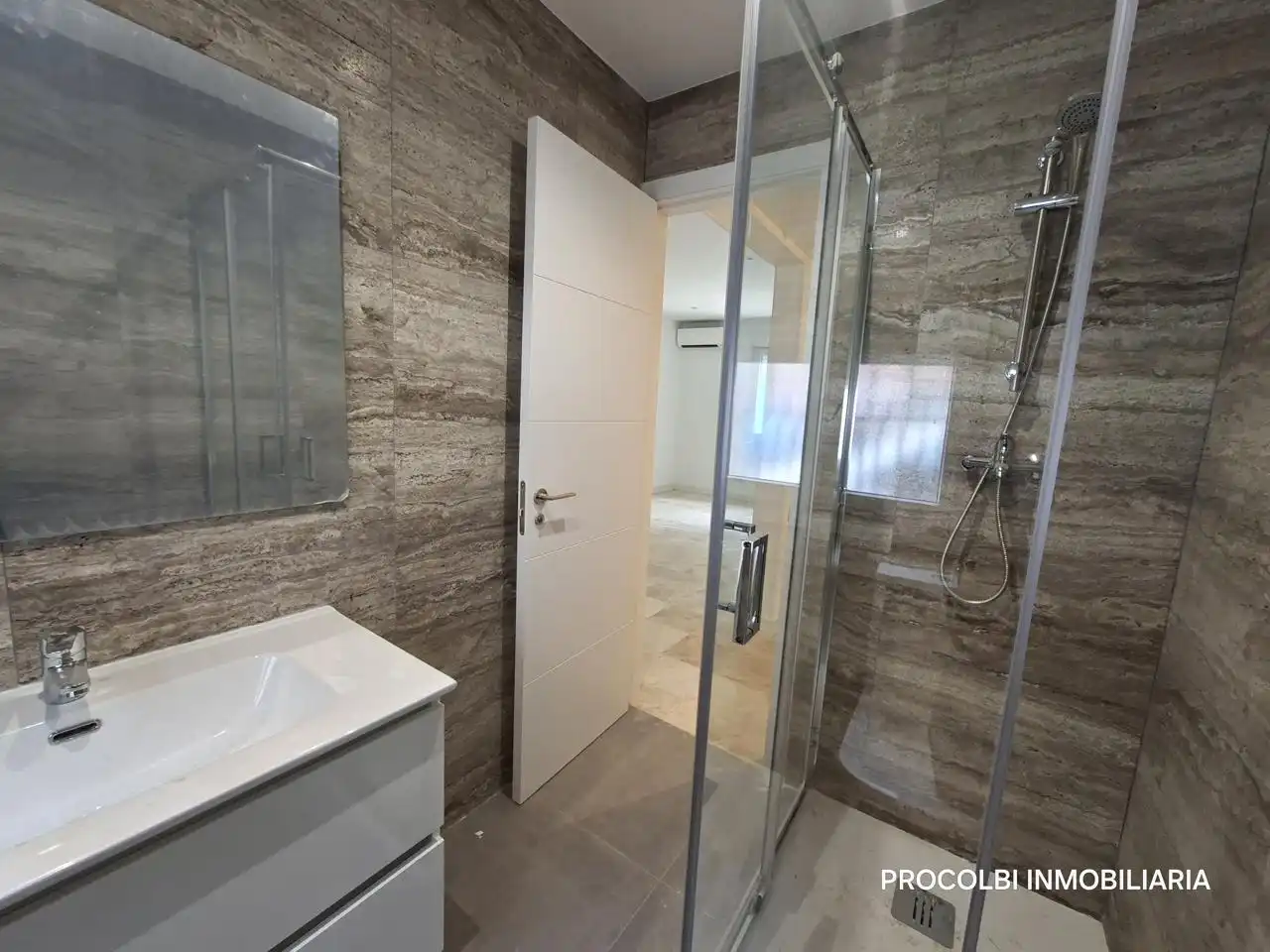 Bathroom of Ground floor for sale in Madrid  with Air Conditioner and Heating