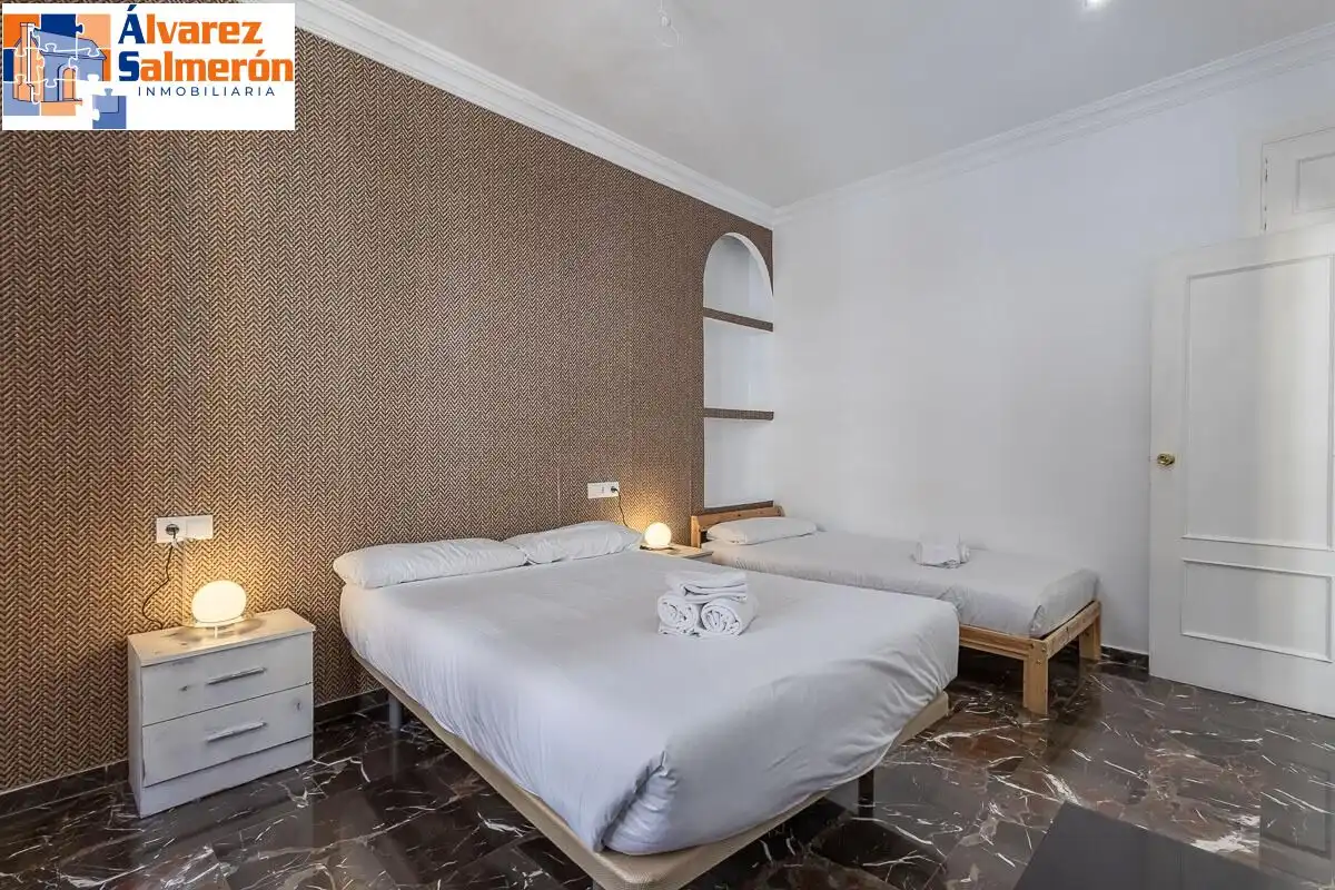 Bedroom of Flat for sale in Granada  with Balcony