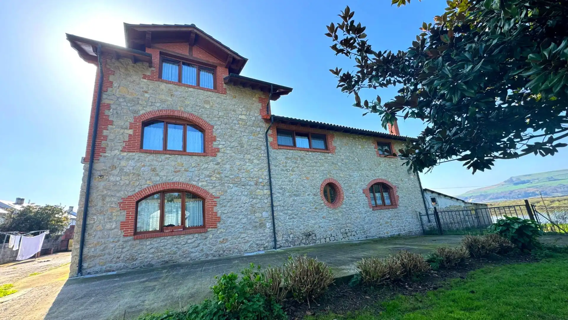Vista exterior de Casa o chalet en venta en Miengo con Jardín privado y Amueblado