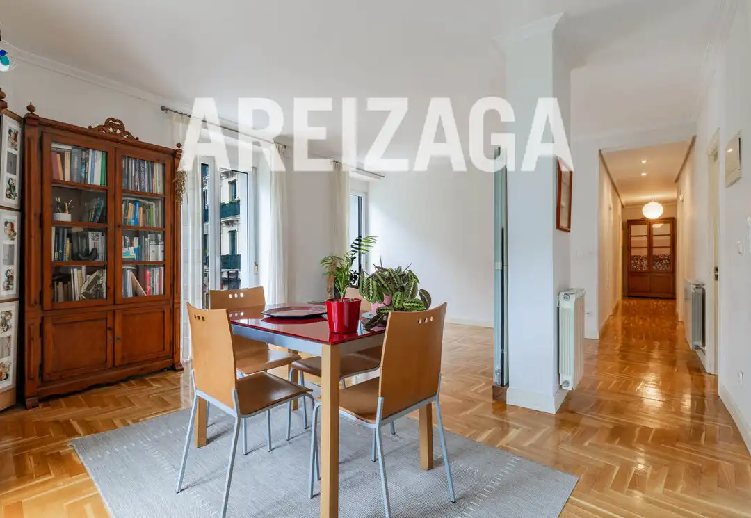 Comedor de Piso en venta en Donostia - San Sebastián  con Calefacción y Balcón