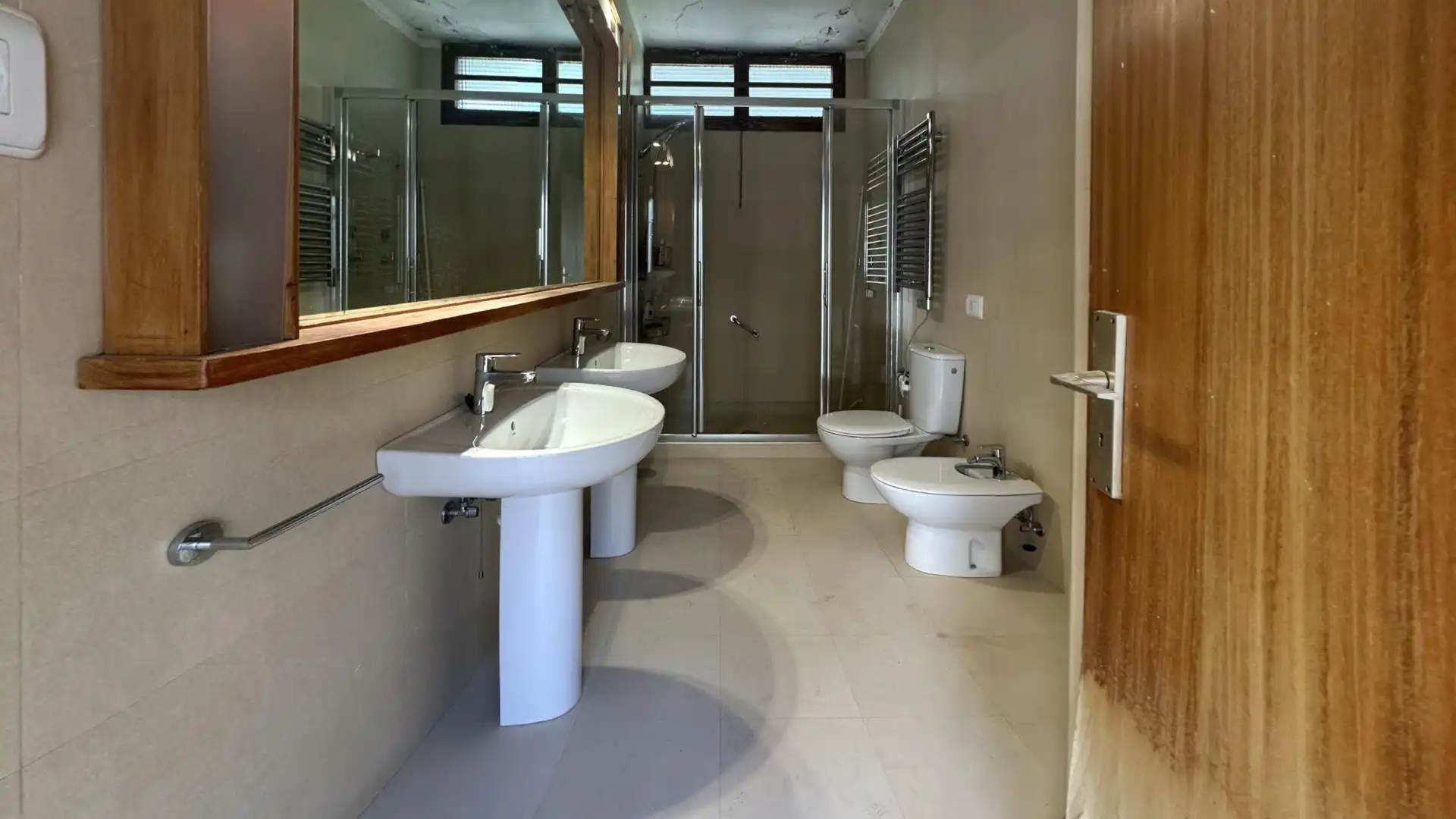 Bany de Casa o xalet en venda en Alicante / Alacant amb Jardí privat, Terrassa i Piscina