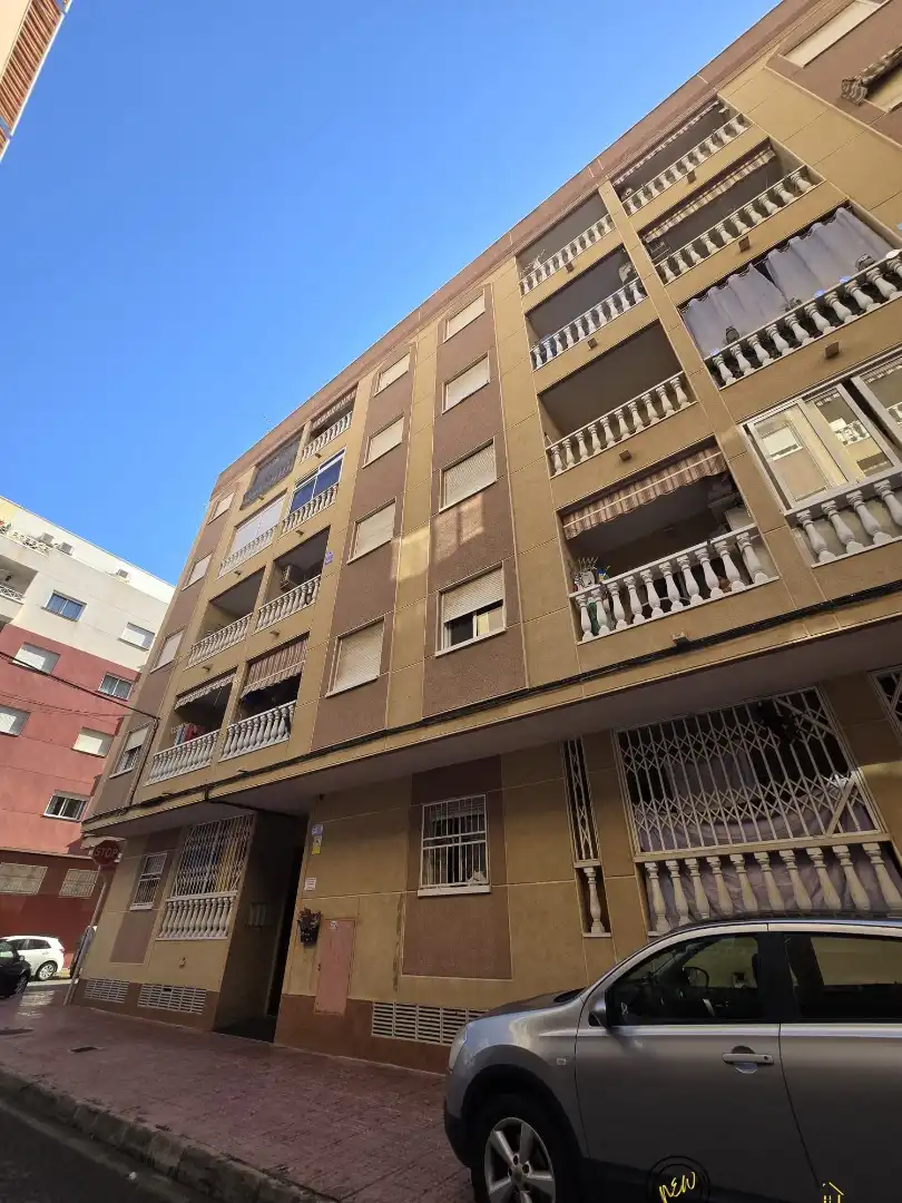 Vista exterior de Estudi en venda en Torrevieja amb Moblat, Rentadora i Balcó