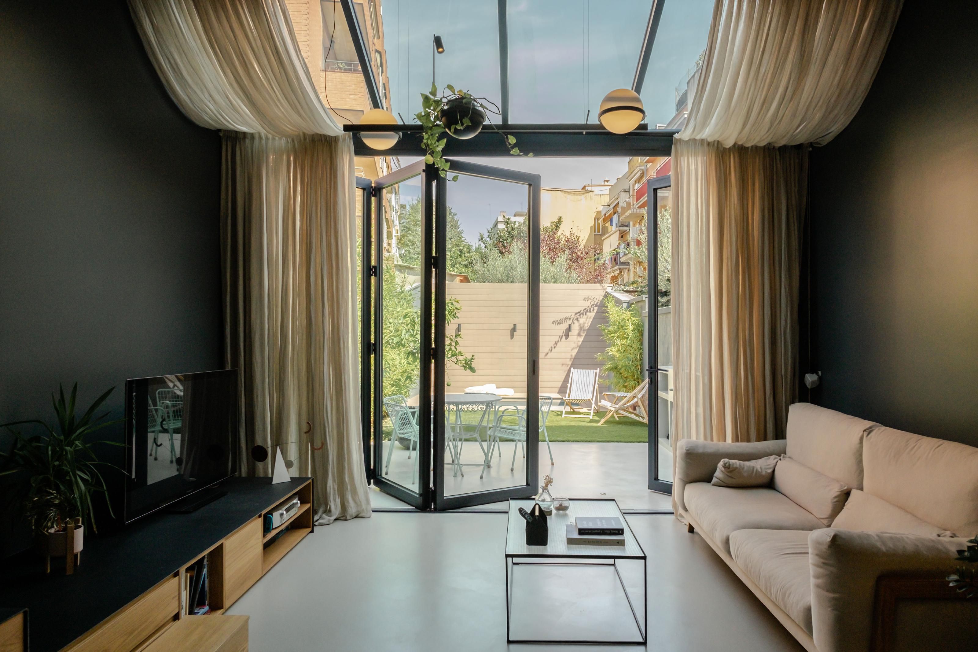 Sala d'estar de Casa adosada en venda en  Barcelona Capital amb Aire condicionat, Calefacció i Jardí privat