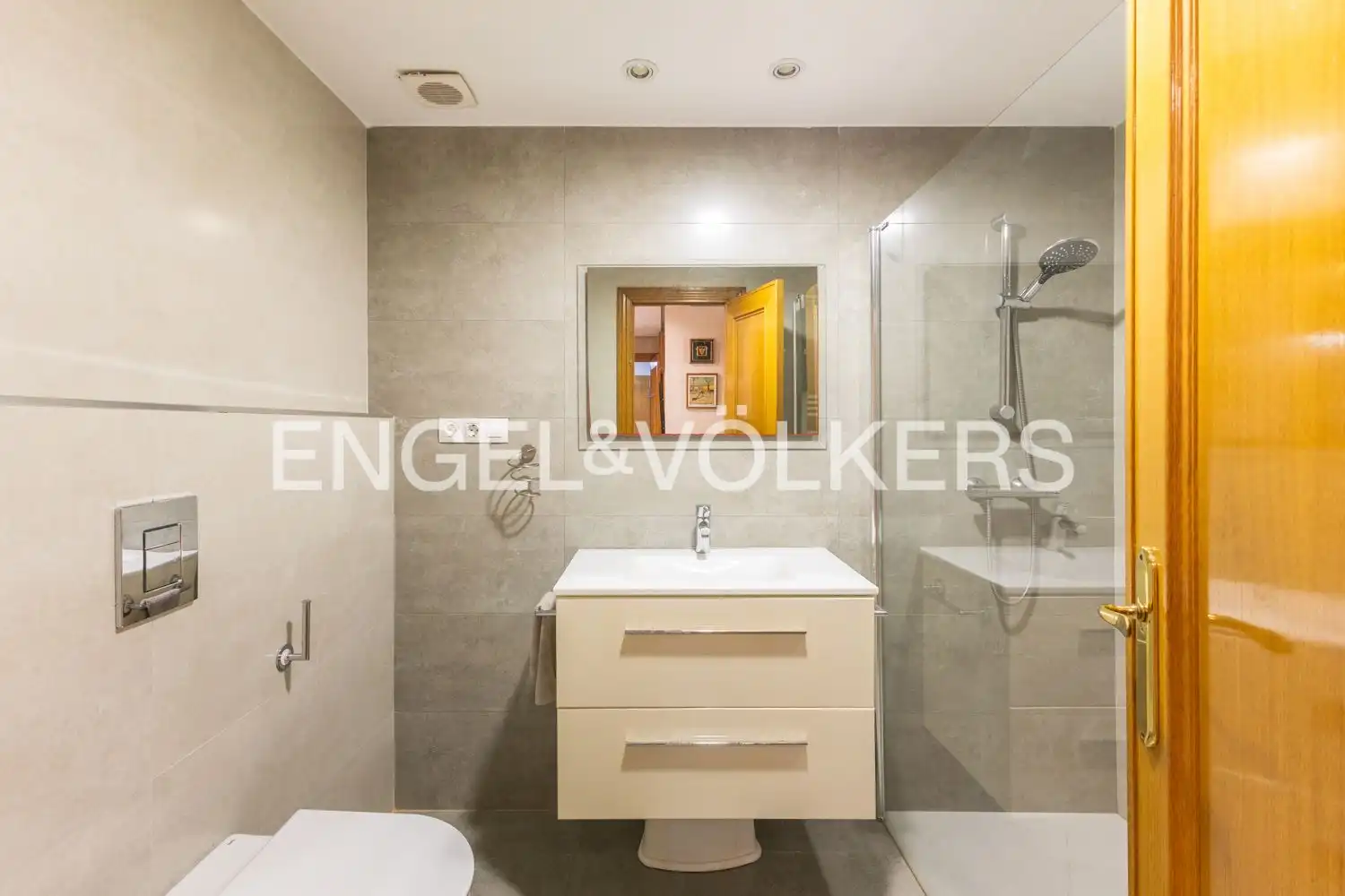 Baño de Piso en venta en Valencia con Aire acondicionado, Calefacción y Terraza