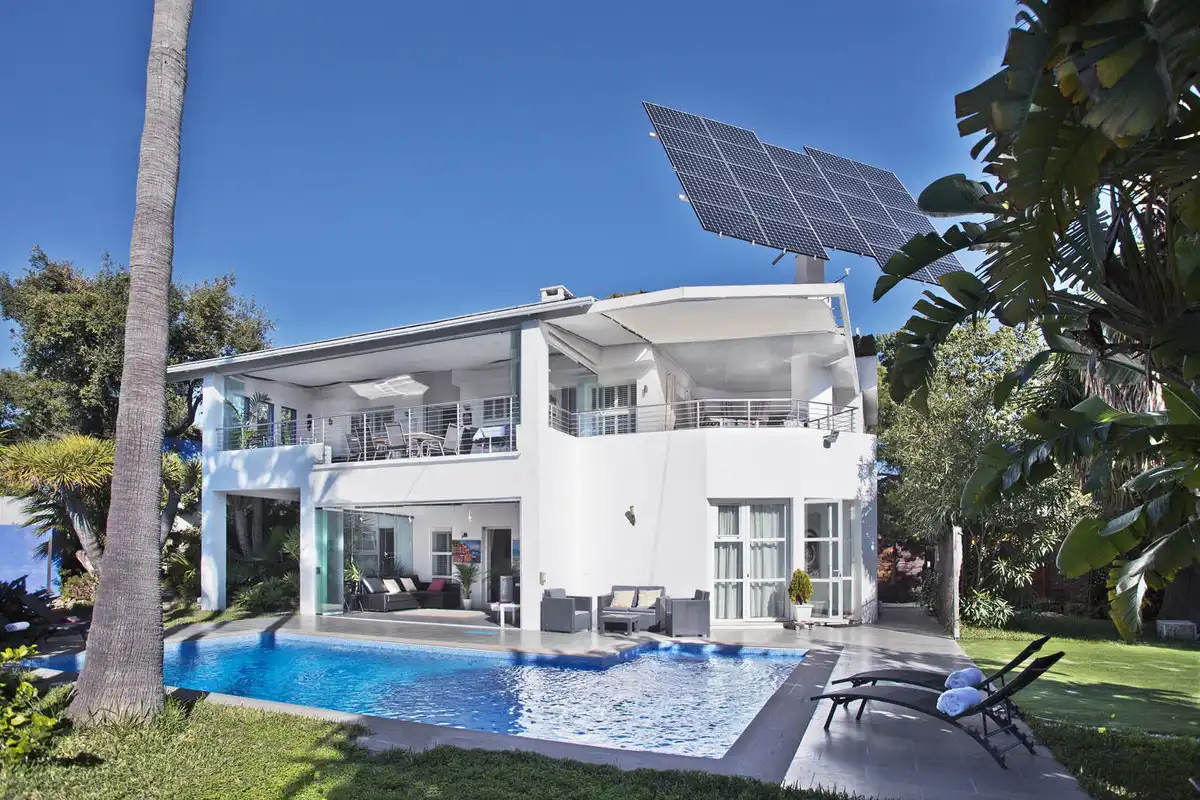 Vista exterior de Casa o xalet en venda en Marbella amb Aire condicionat, Calefacció i Jardí privat