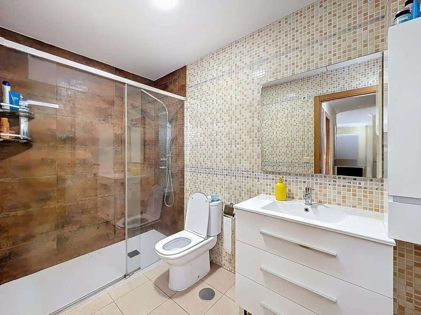 Badezimmer von Dachboden zum Verkauf in Moaña mit Heizung und Terrasse