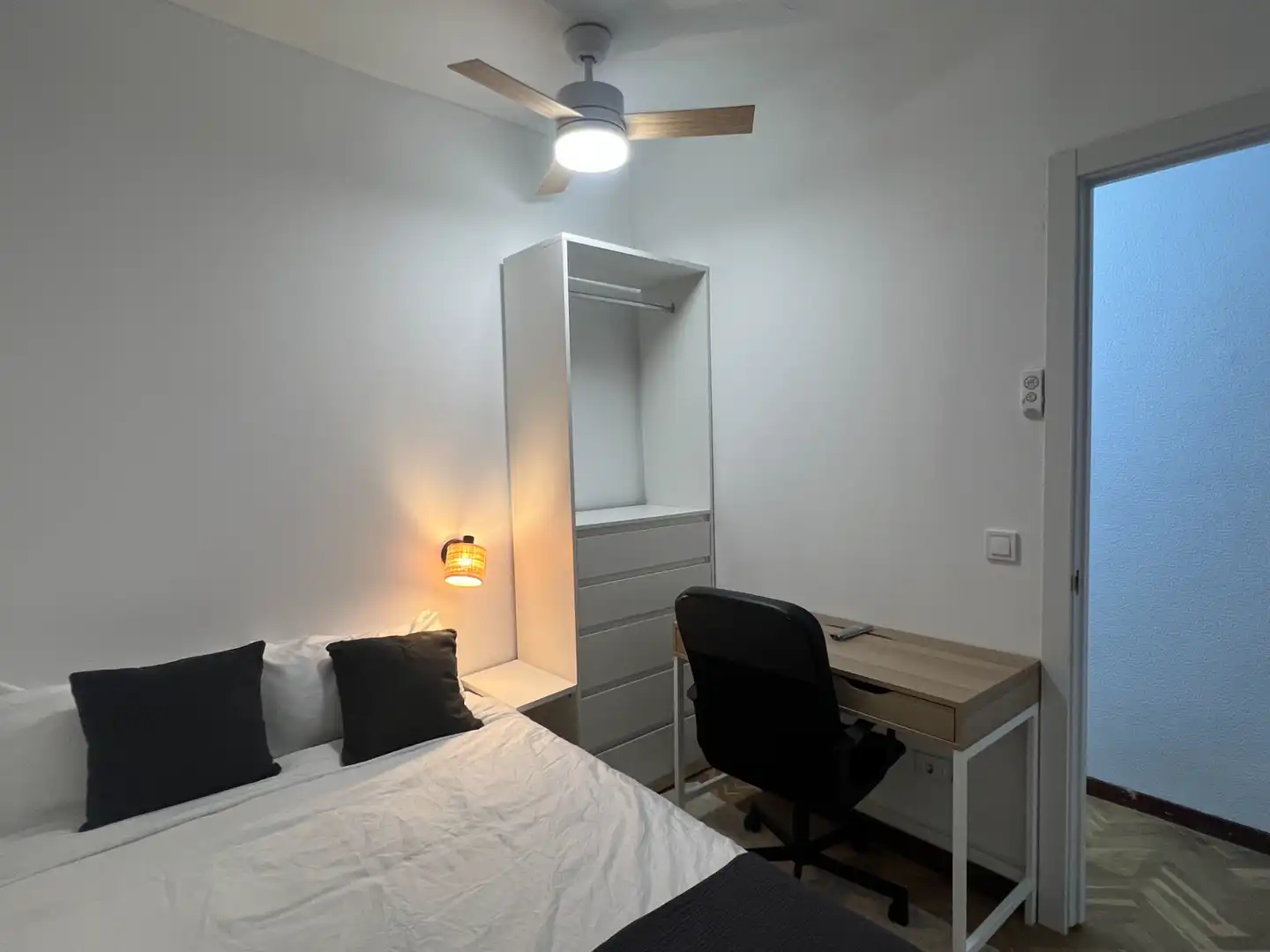 Bedroom of Flat for share in Madrid  with Heating, Furnished and Washing machine