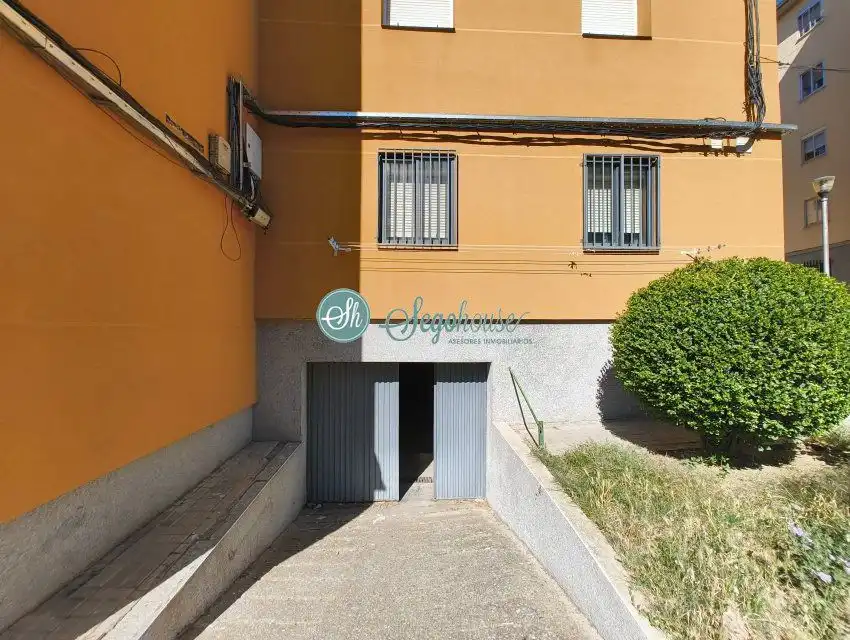 Parking de Piso en venta en Segovia con Calefacción, Parquet y Terraza
