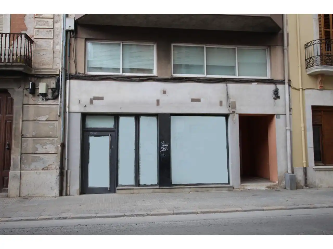 Vista exterior de Local en venda en Girona