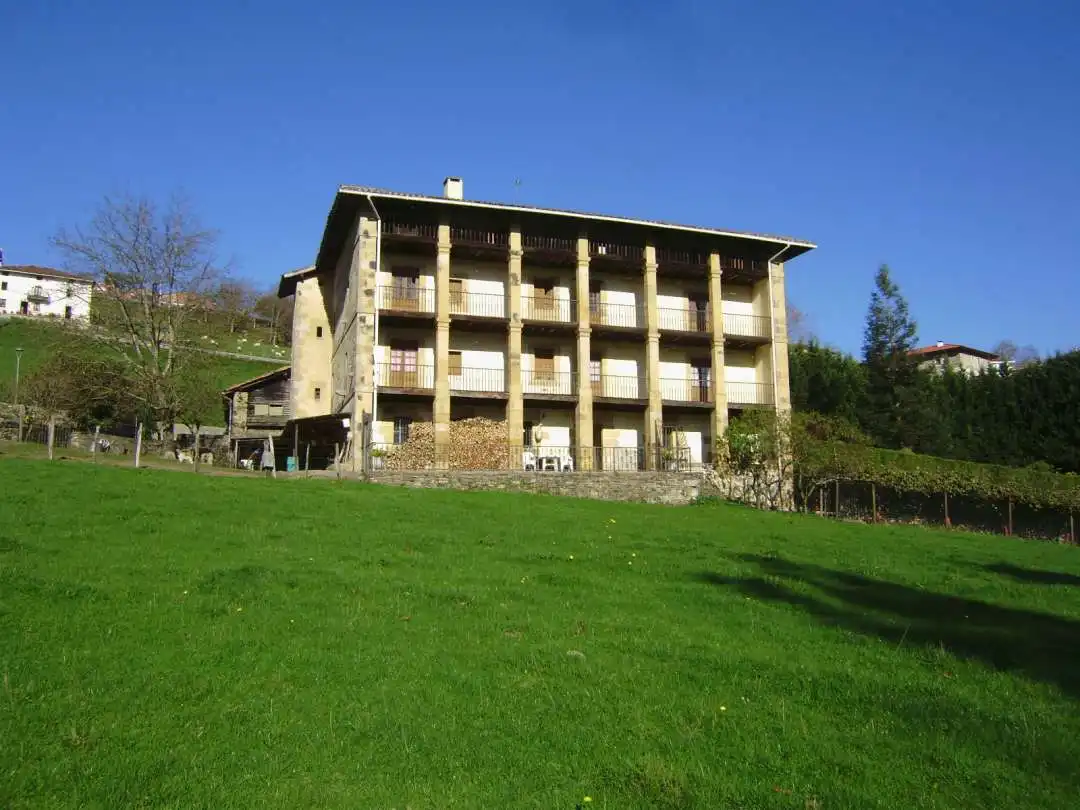 Außenansicht von Gebäude zum Verkauf in Mallabia