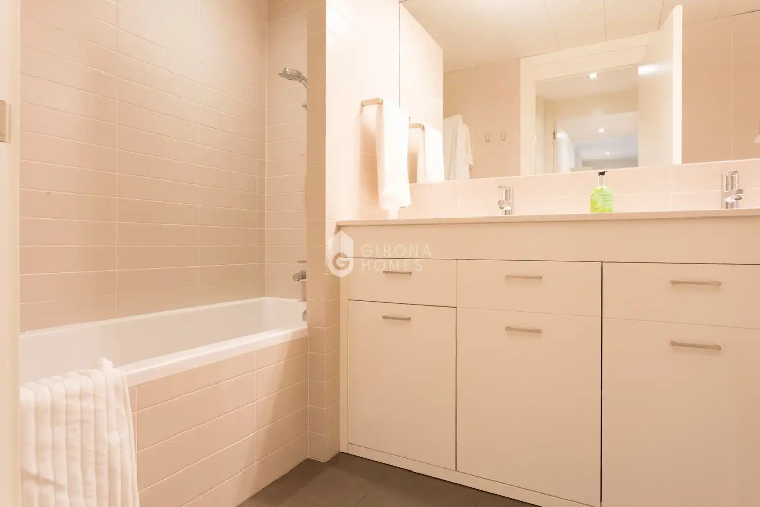 Badezimmer von Wohnungen zum Verkauf in Girona mit Klimaanlage, Heizung und Terrasse