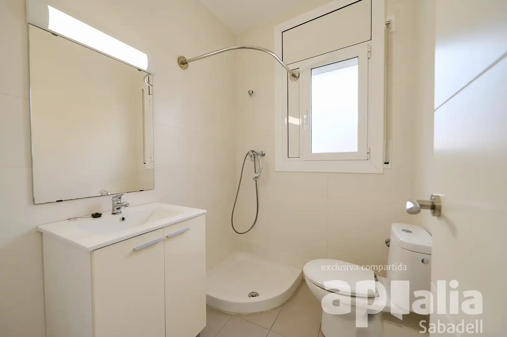 Badezimmer von Einfamilien-Reihenhaus zum Verkauf in Sentmenat mit Heizung, Parkett und Terrasse