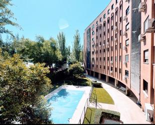 Swimming pool of Flat to rent in  Madrid Capital  with Air Conditioner, Parquet flooring and Oven
