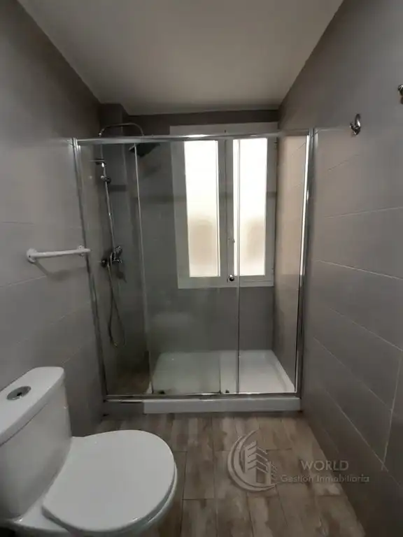 Baño de Piso de alquiler en Madrid con Calefacción, Amueblado y Horno