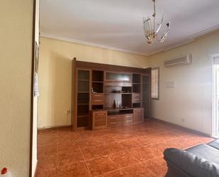 Sala d'estar de Casa o xalet de lloguer en Linares amb Aire condicionat, Terrassa i Forn