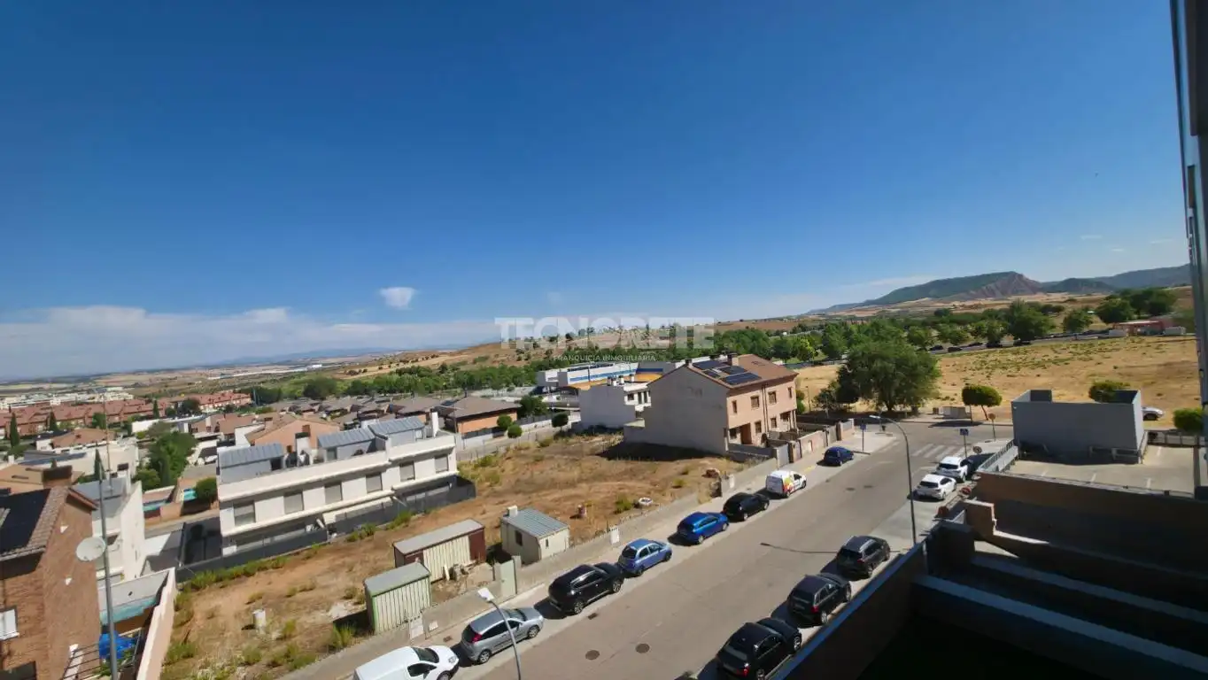 Vista exterior de Piso en venta en Guadalajara con Parquet y Piscina comunitaria