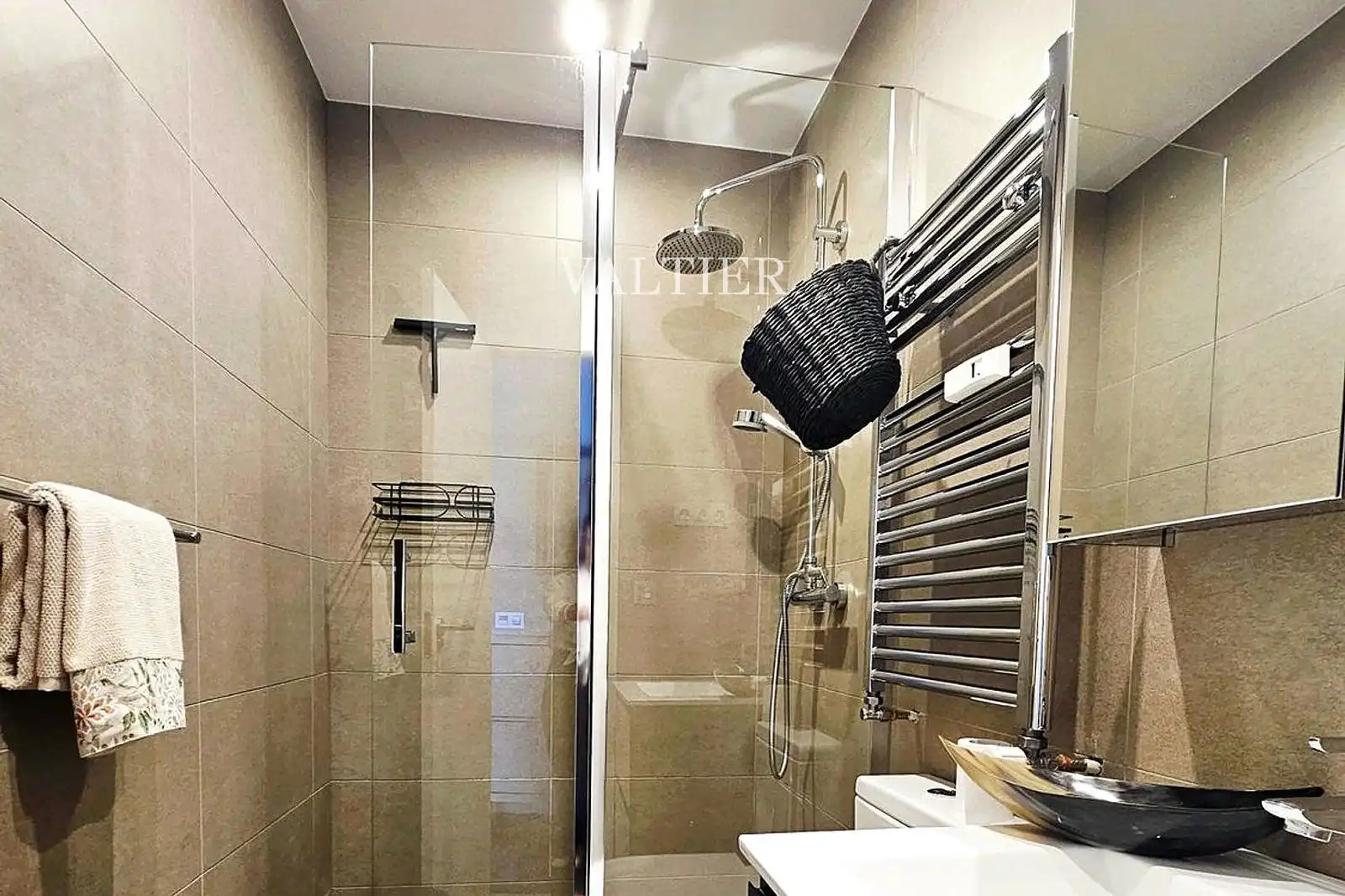 Badezimmer von Wohnung zur Miete in Madrid mit Klimaanlage und Möbliert