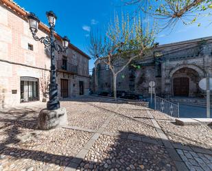 Vista exterior de Casa adosada en venda en Villa del Prado amb Traster i Balcó