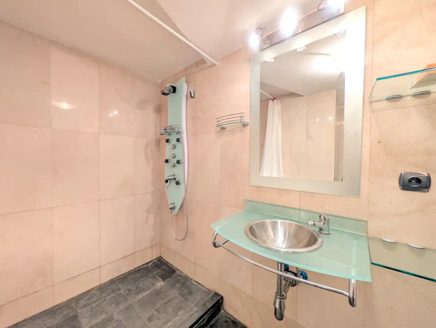 Baño de Local en venta en Zaragoza con Aire acondicionado