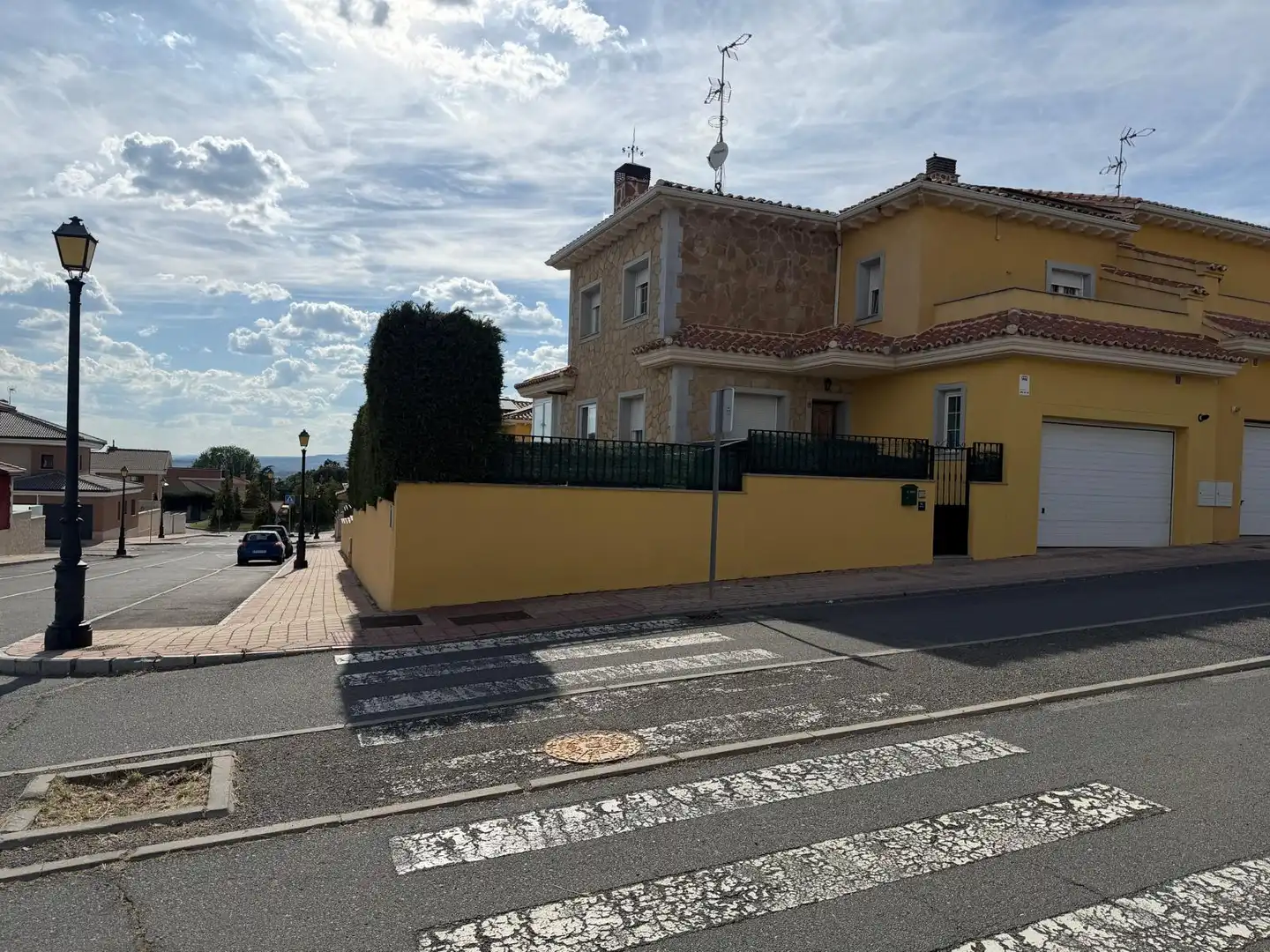 Vista exterior de Casa adosada en venda en Ávila amb Calefacció i Jardí privat