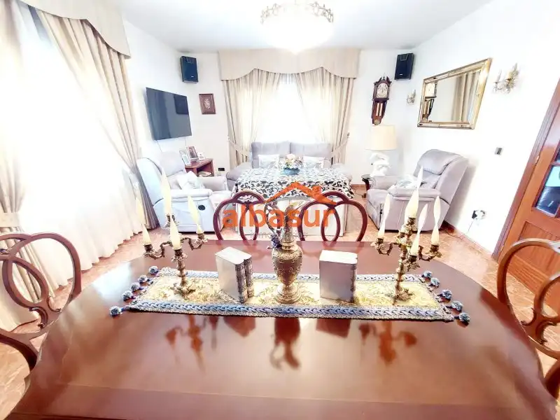Sala d'estar de Casa o xalet en venda en Córdoba amb Aire condicionat, Calefacció i Jardí privat