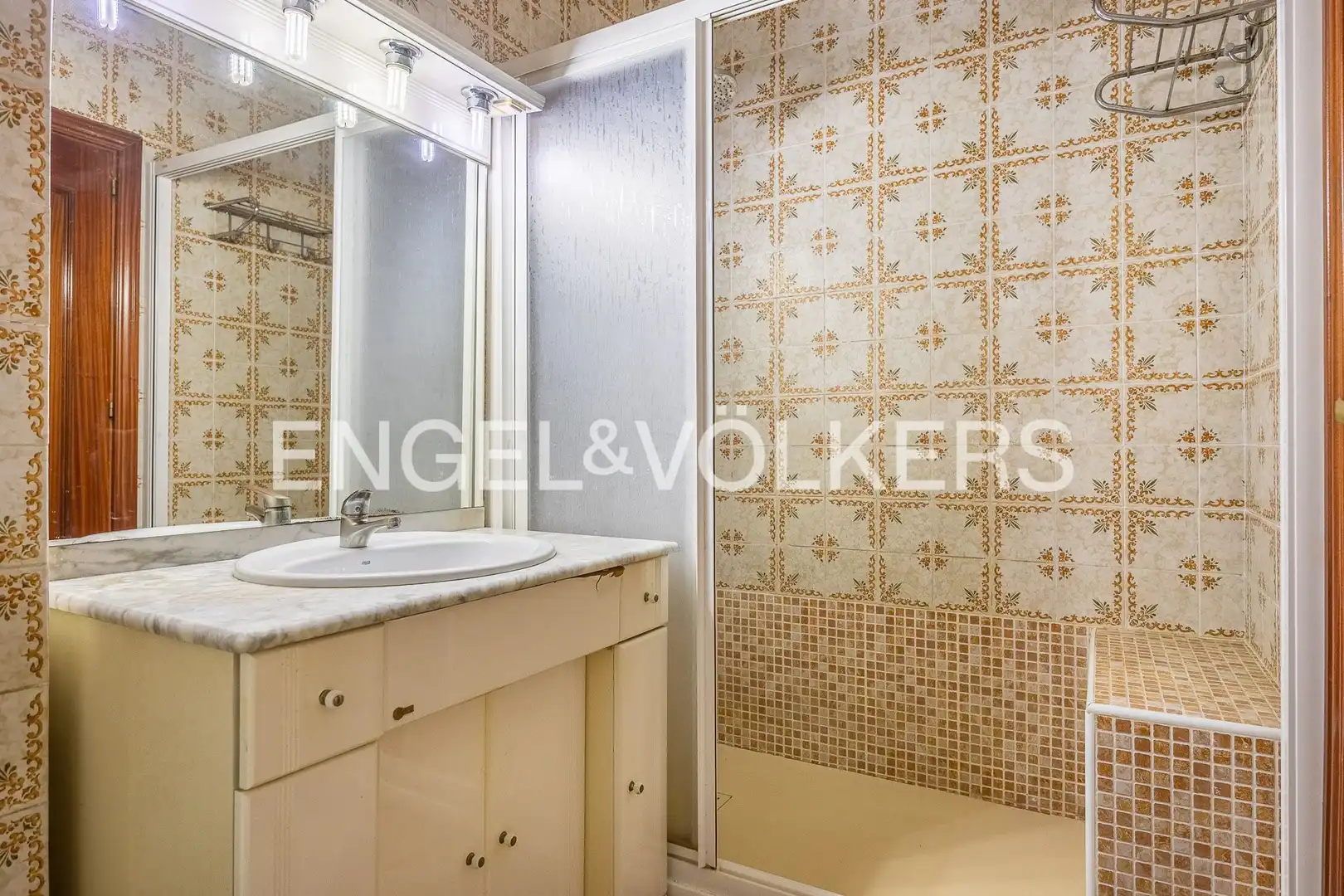 Bathroom of Flat for sale in Sevilla  with Heating, Terrace and Storage room