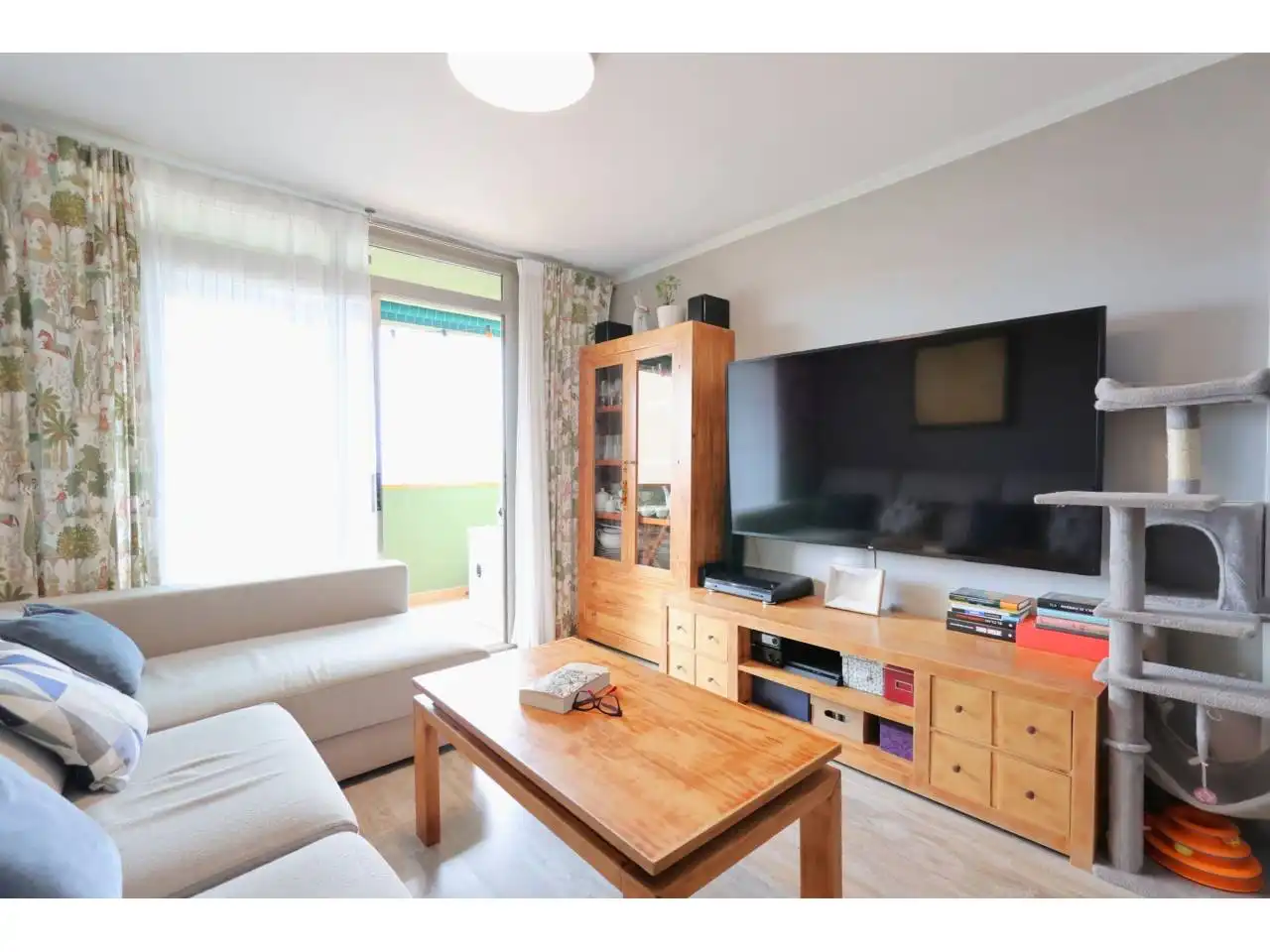 Sala de estar de Piso en venta en L'Hospitalet de Llobregat con Aire acondicionado, Calefacción y Parquet