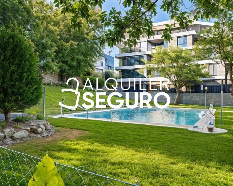 Swimming pool of Flat to rent in  Madrid Capital  with Air Conditioner, Heating and Terrace