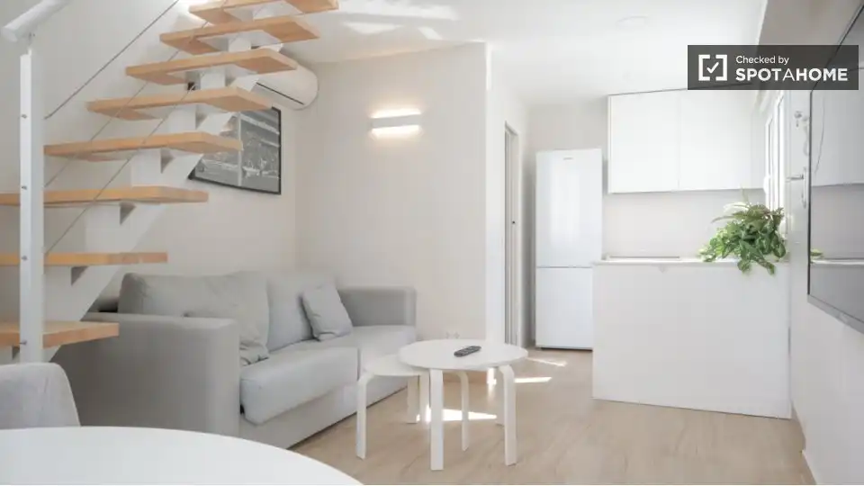 Flat with terrace to rent in Tetuán