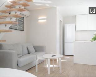 Living room of Flat to rent in  Madrid Capital  with Air Conditioner, Heating and Furnished