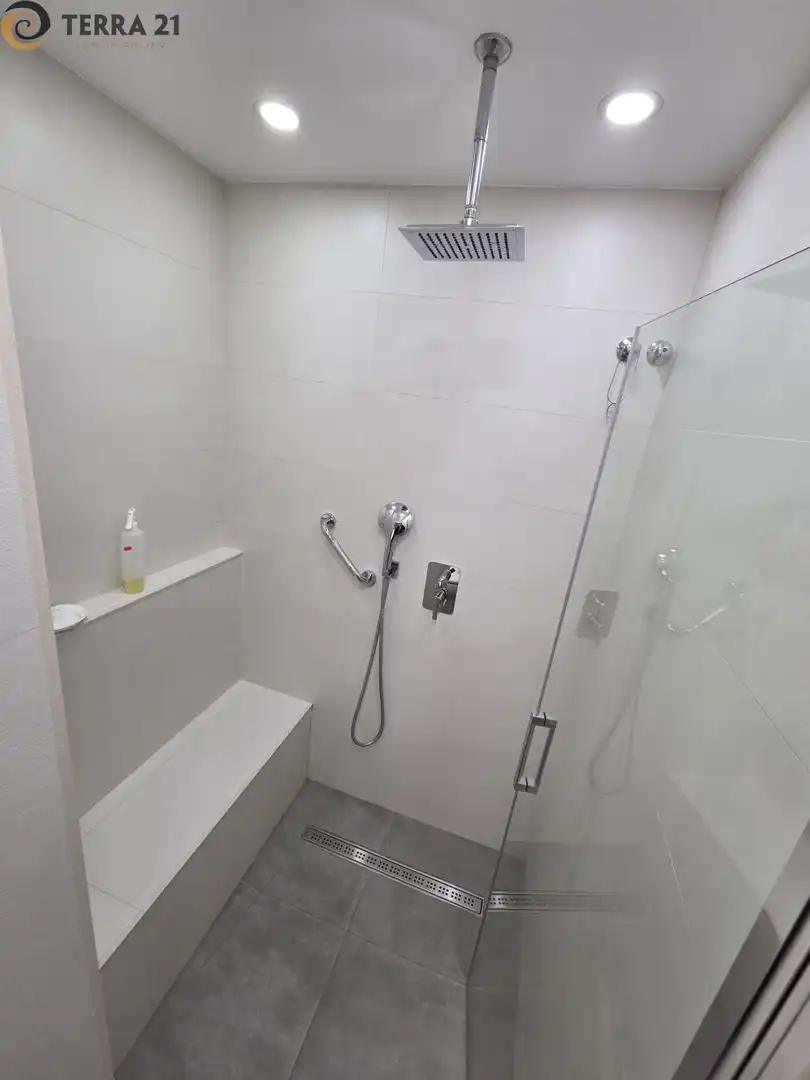Bathroom of Flat for rent in Jaén  with Air Conditioner and Heating