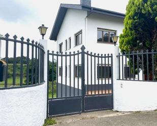 Vista exterior de Casa o xalet en venda en Tapia de Casariego amb Calefacció, Terrassa i Traster