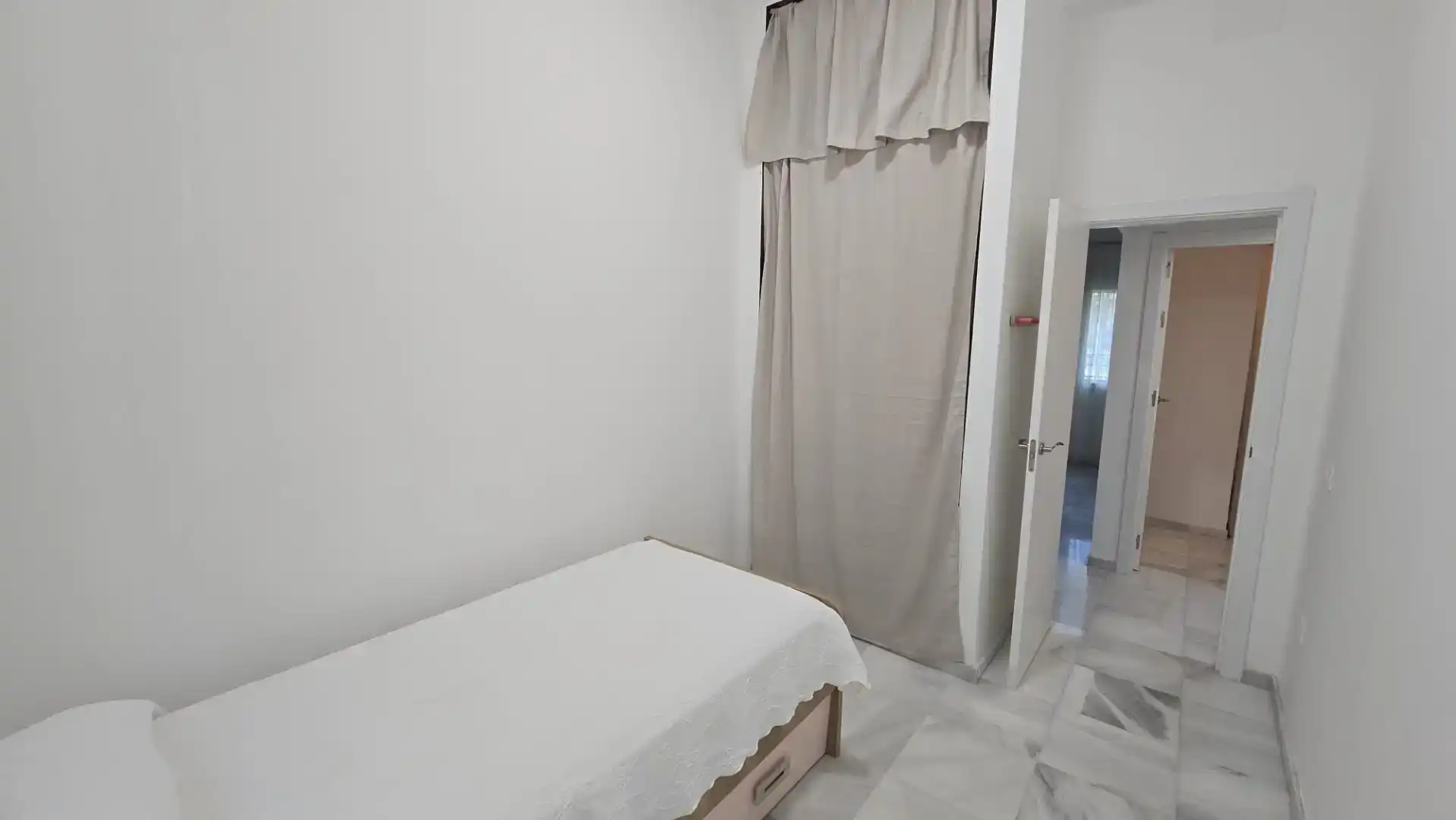 Schlafzimmer von Wohnung zur Miete in Sevilla mit Klimaanlage, Privatgarten und Möbliert