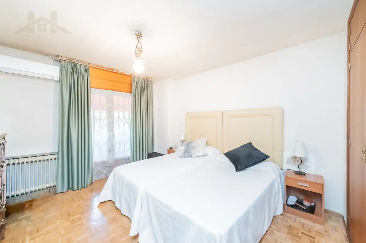 Habitación de Casa adosada en venta en Pozuelo de Alarcón con Aire acondicionado, Calefacción y Terraza