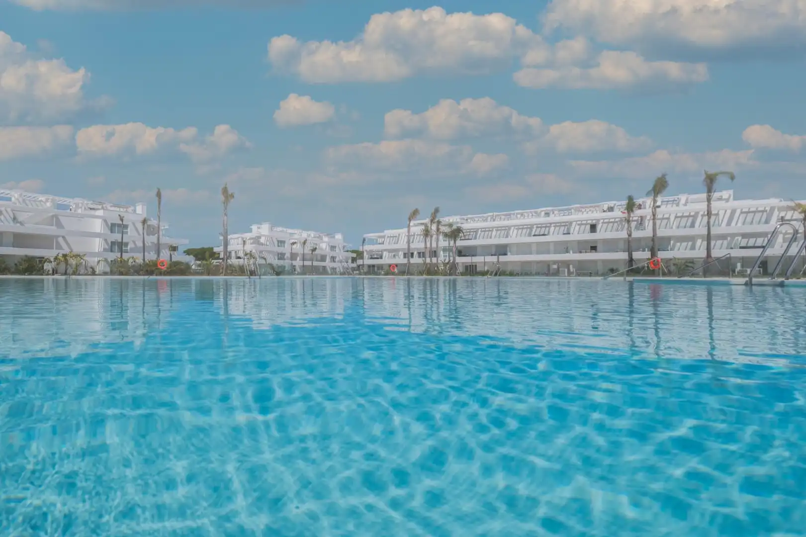 Piscina de Apartament en venda en Chipiona amb Aire condicionat, Terrassa i Traster