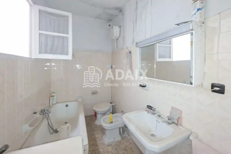 Bathroom of Houses for sale in Úbeda, Jaén